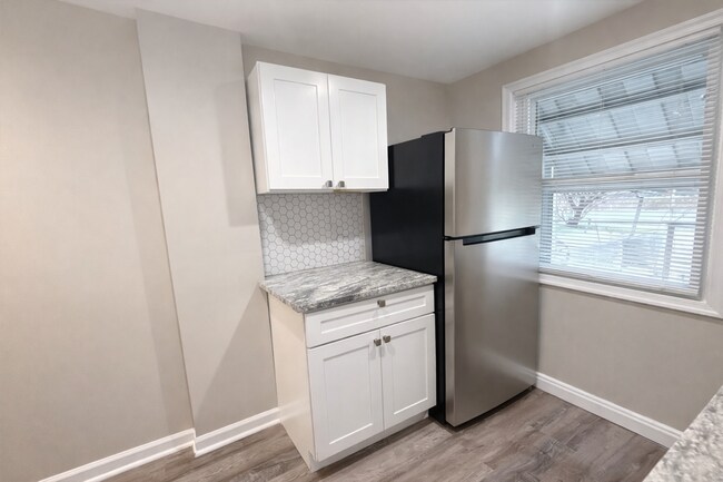 Building Photo - Charming Updated 2BR Rowhome with Modern Kitchen & Washer/Dryer
