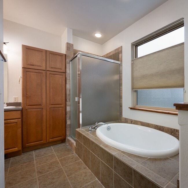 Building Photo - 3 Bedroom, 2 Bath Condo