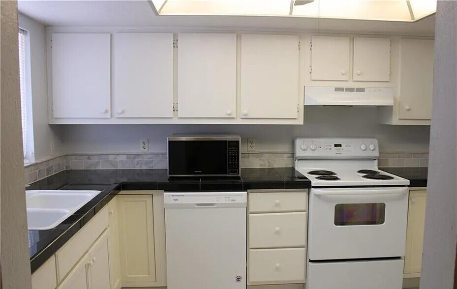 Building Photo - 203 SE 15th Pl