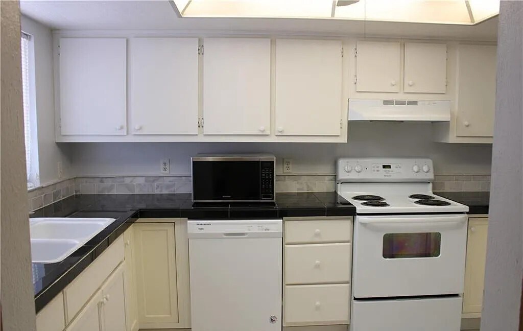 Building Photo - 203 SE 15th Pl