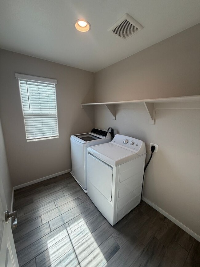 Building Photo - Unique opportunity! Rent a NEWER home in Tempe!! This home features 4 bedrooms & 3.5 baths with 2...