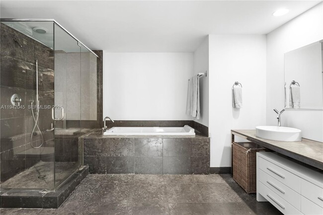 Building Photo - 495 Brickell Ave