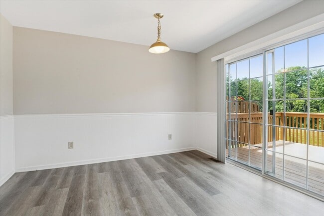 Building Photo - Freshly Updated 3B/2.5B Townhome with Walk...
