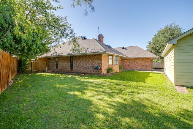 Building Photo - Great Move In Ready 3 Bedroom, 2 Bath Home Located in Northridge- Irving ISD- 75038