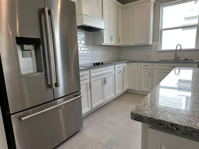 Building Photo - Stunning 4/2 close to Lake Nona!!