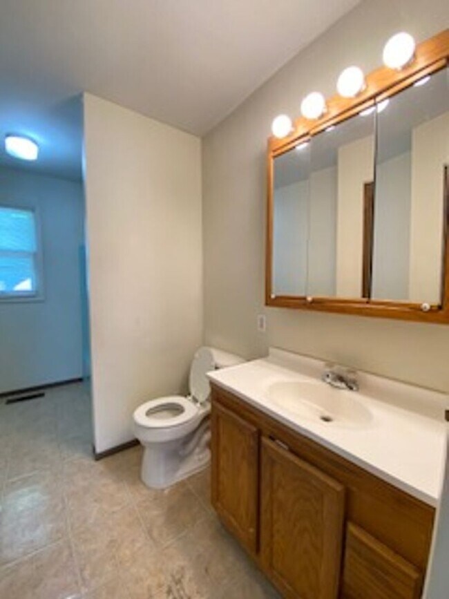 Building Photo - 3 Bedroom Home Available in Elkhart!