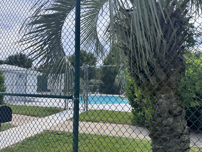 Building Photo - 2703 Bay Club Dr