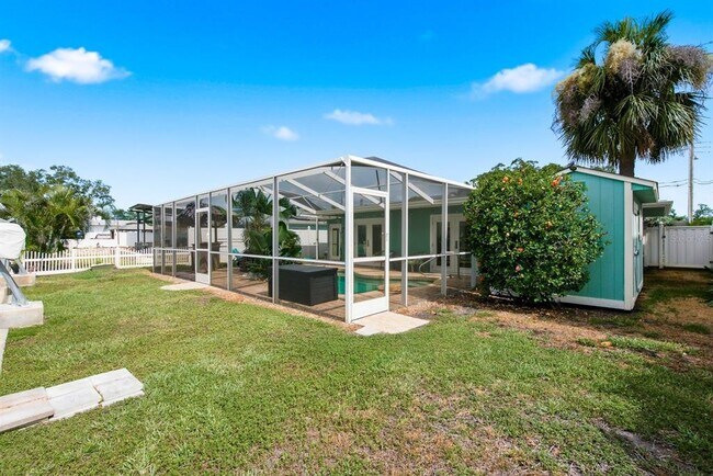 Building Photo - 580 Baywood Dr N