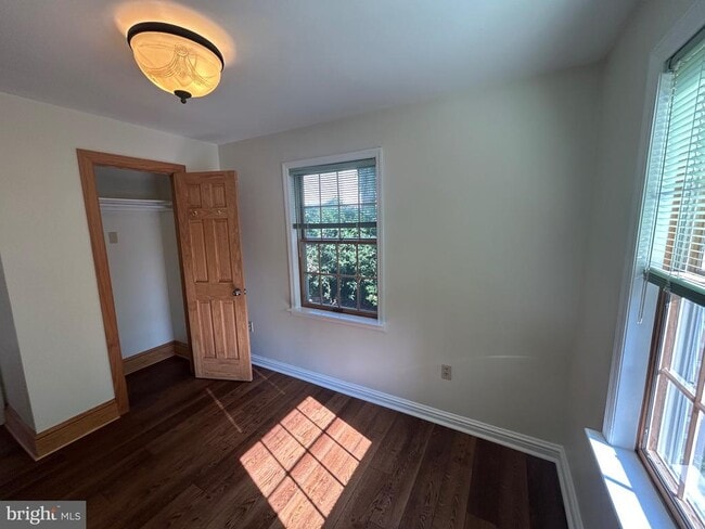 Building Photo - 214 Grayling Ave