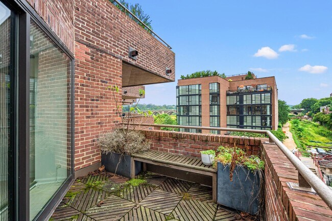 Building Photo - 1015 33rd St NW