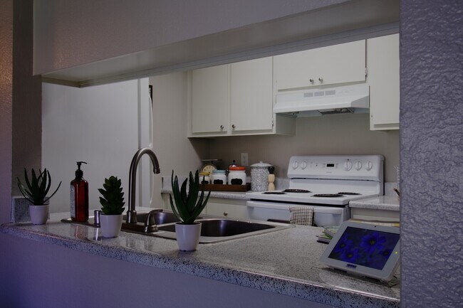 Building Photo - 200 S Linden Ave