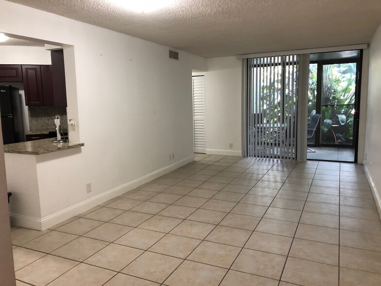 Building Photo - 210 Lake Pointe Dr