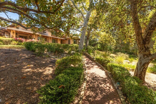 Building Photo - 375 Las Palmas Dr