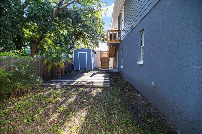 Building Photo - 113 W Gladys St