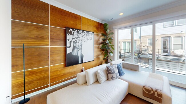 Building Photo - Beautiful Rooftop Terrace Townhome w/ gara...