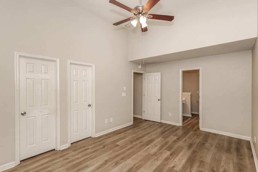 Building Photo - 4423 Ravenwood Dr
