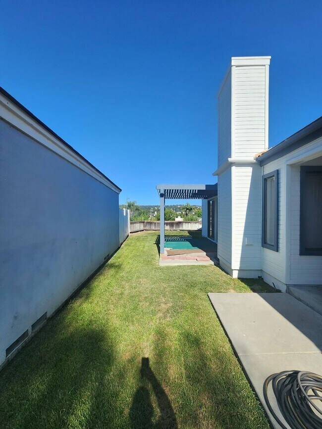 Building Photo - Sunset View! 3 Bedroom 2 Bath Home,