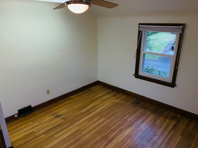 Building Photo - 1015 Willow Dr