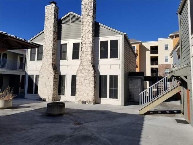 Building Photo - UT PRE-LEASE - 1 bed / 1 bath Updated West Campus Condo