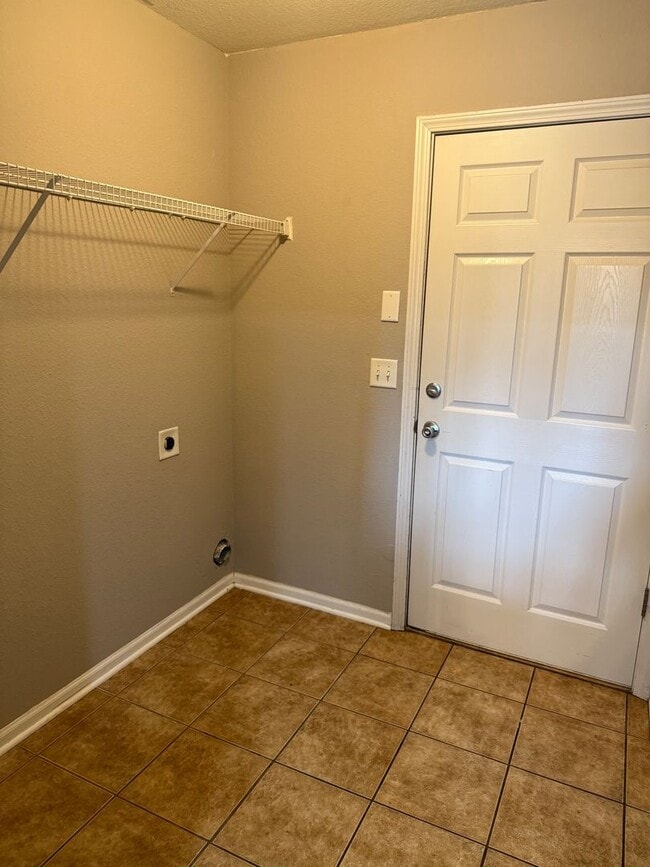 Building Photo - Charming Townhome, Prime Location, Cozy Li...