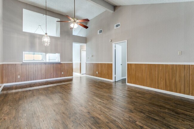 Building Photo - 3009 Hilltop Dr