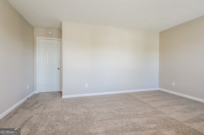 Building Photo - 465 Pinevale Ct