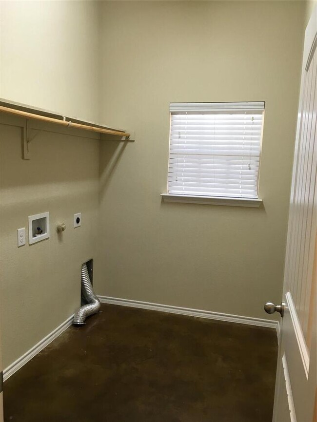 Building Photo - Wonderful 3/2/2 with covered patio! Close ...
