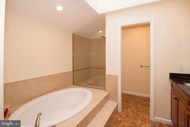 Building Photo - 80 Sayre Dr