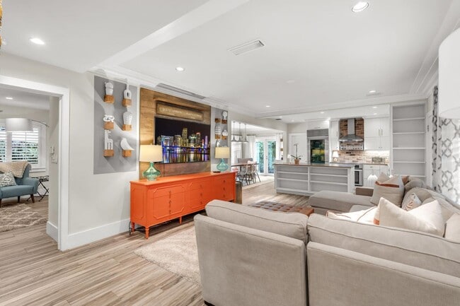 Building Photo - 700 Vilabella Ave