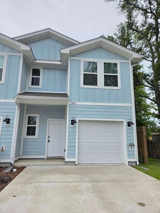 Building Photo - 1030 McLaren Cir