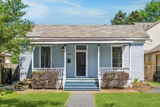 Building Photo - 806 Sabine St