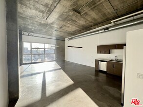 Building Photo - 510 S Hewitt St