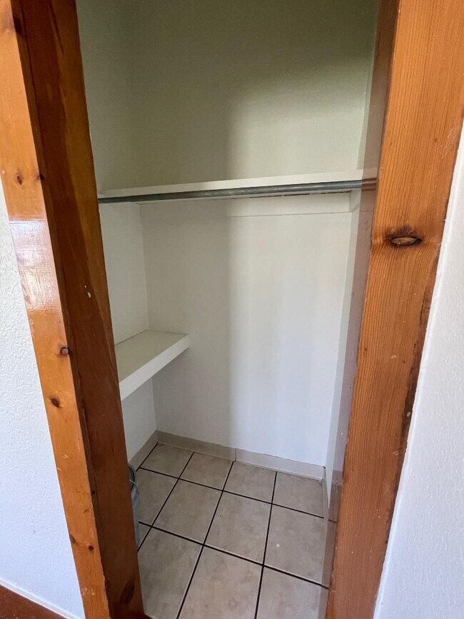 Building Photo - ADORABLE 2 BEDROOM 1 BATHROOM HOUSE IN CENTRAL NORMAN
