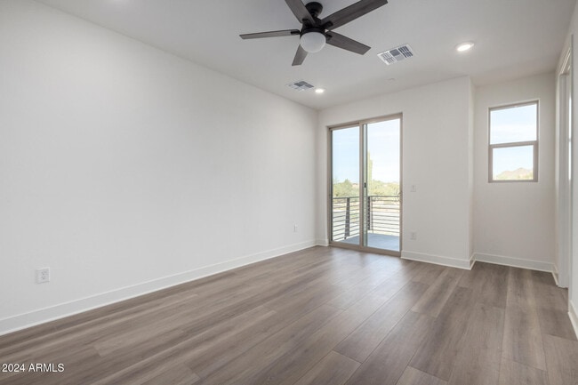 Building Photo - 2121 W Sonoran Desert Dr