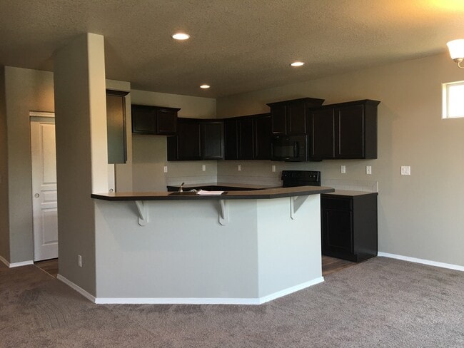 Building Photo - Application Pending - 3 Bedroom Home For R...