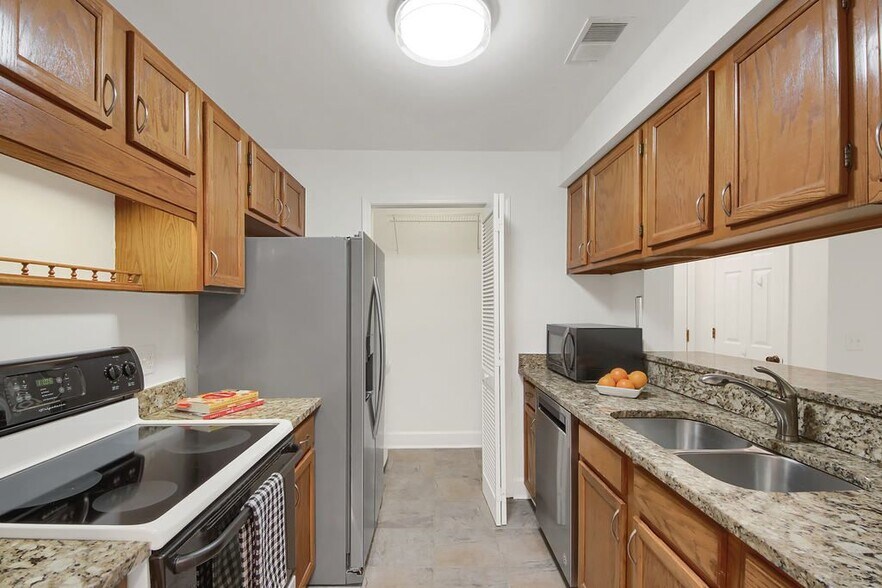 Building Photo - 501 Barrington Hills Dr