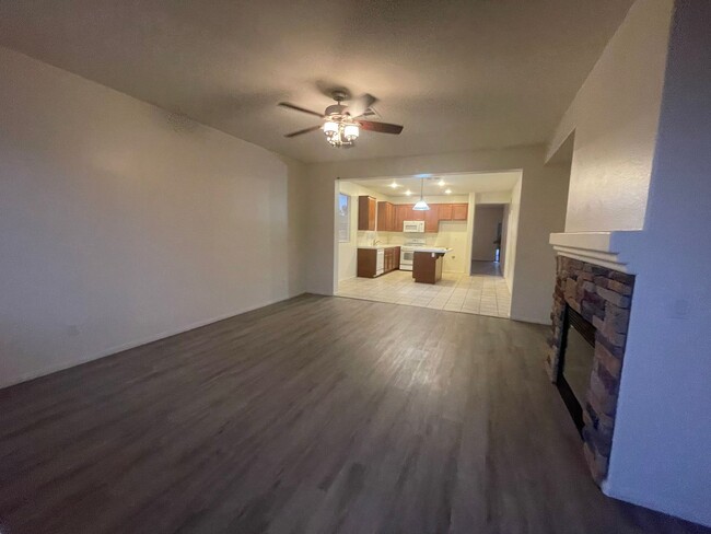 Building Photo - Hesperia- 3 Bedrooms, 2 bathrooms, New pai...