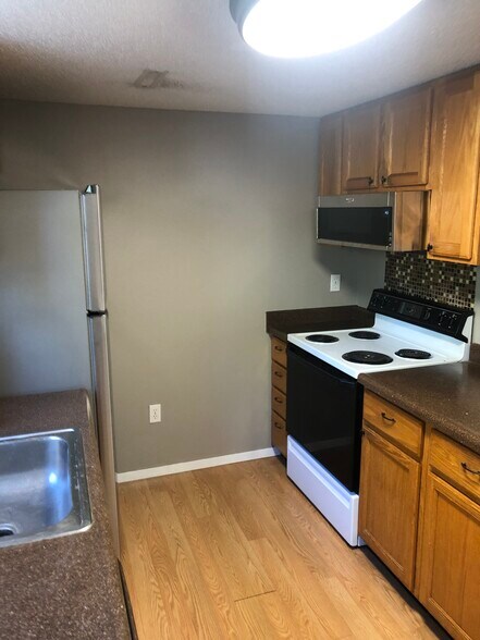Primary Photo - 464 N Dubuque St