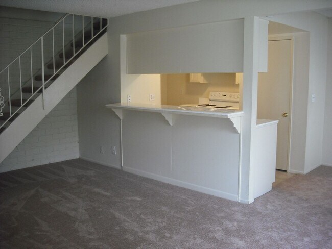 Building Photo - MODERN UPDATED TOWNHOUSE