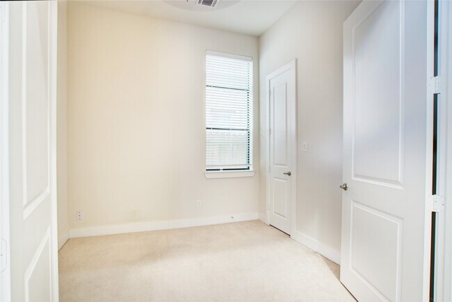 Building Photo - 48 N Hutcheson St