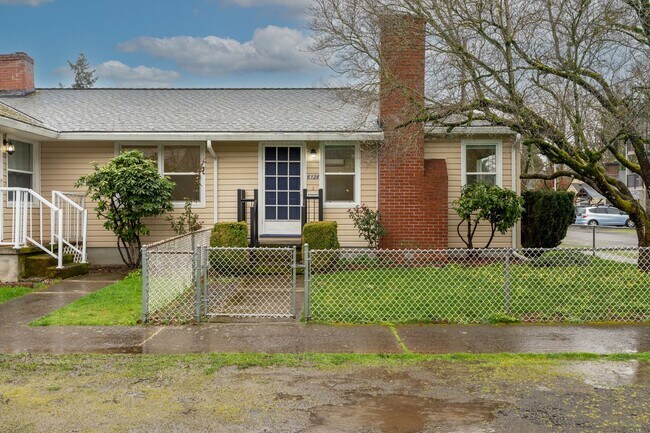 Building Photo - Multnomah Tri Plex