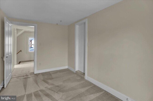 Building Photo - 10 Maple Ave
