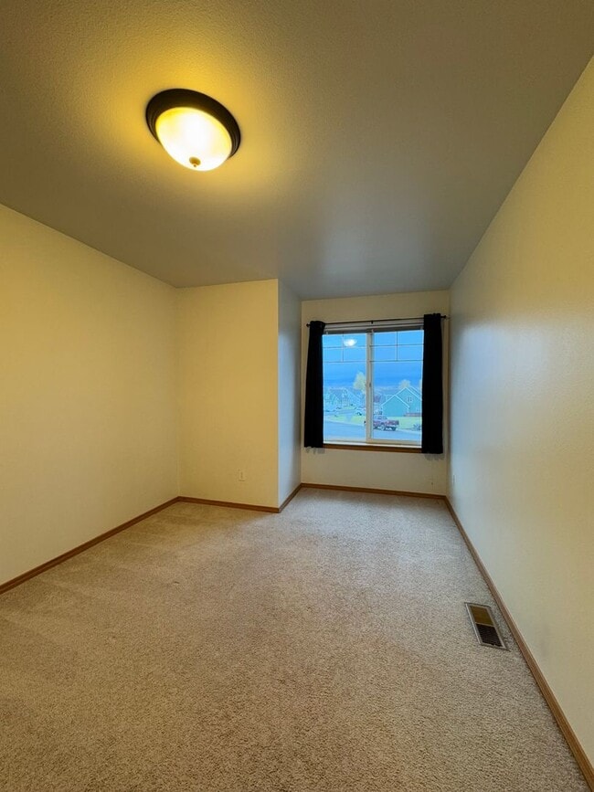 Building Photo - Beautiful Rental with Oversized Yard & Open Layout