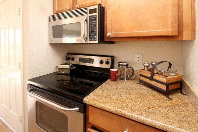 Building Photo - Open House Sunday December 7th 1-2pm  Beautiful Santa Cruz  Townhome in Prime Westside Location.