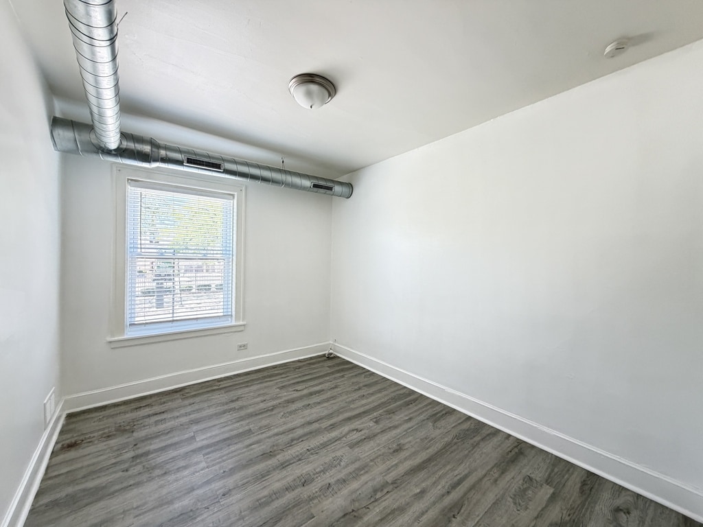 Building Photo - 1605 N McVicker Ave