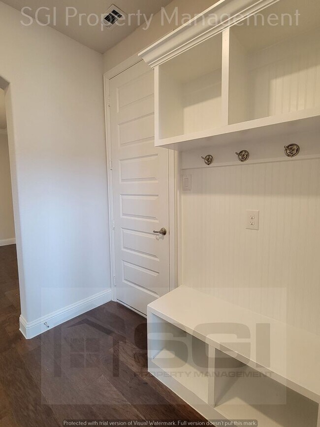 Building Photo - Incredible Brand New 6 Bedroom!!