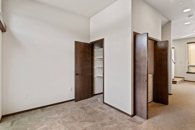 Building Photo - 186 Madrona Way NE