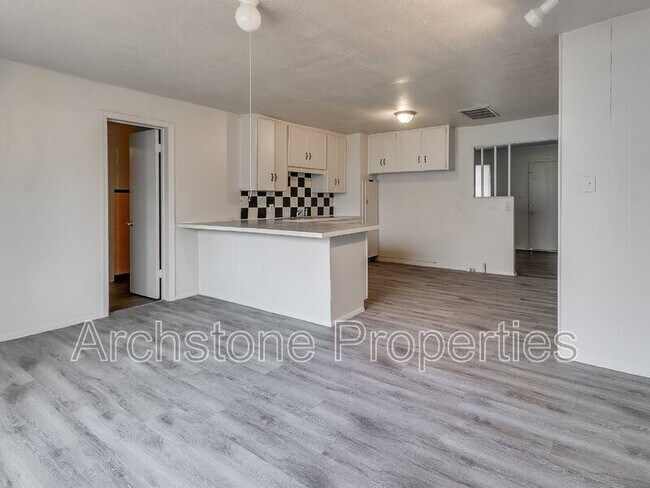 Building Photo - 937 N Locust Ln
