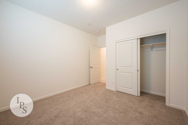 Building Photo - Newer East Clovis Home, 4BR/2BA, with Sola...