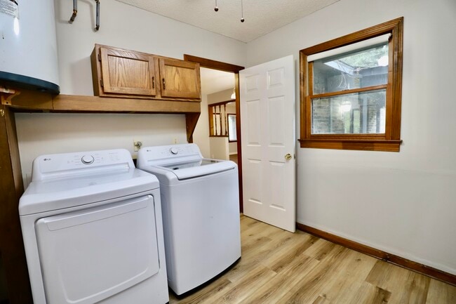 Building Photo - 806 Club Ln